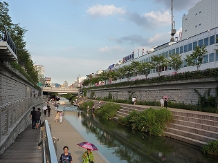 清渓川沿い遊歩道